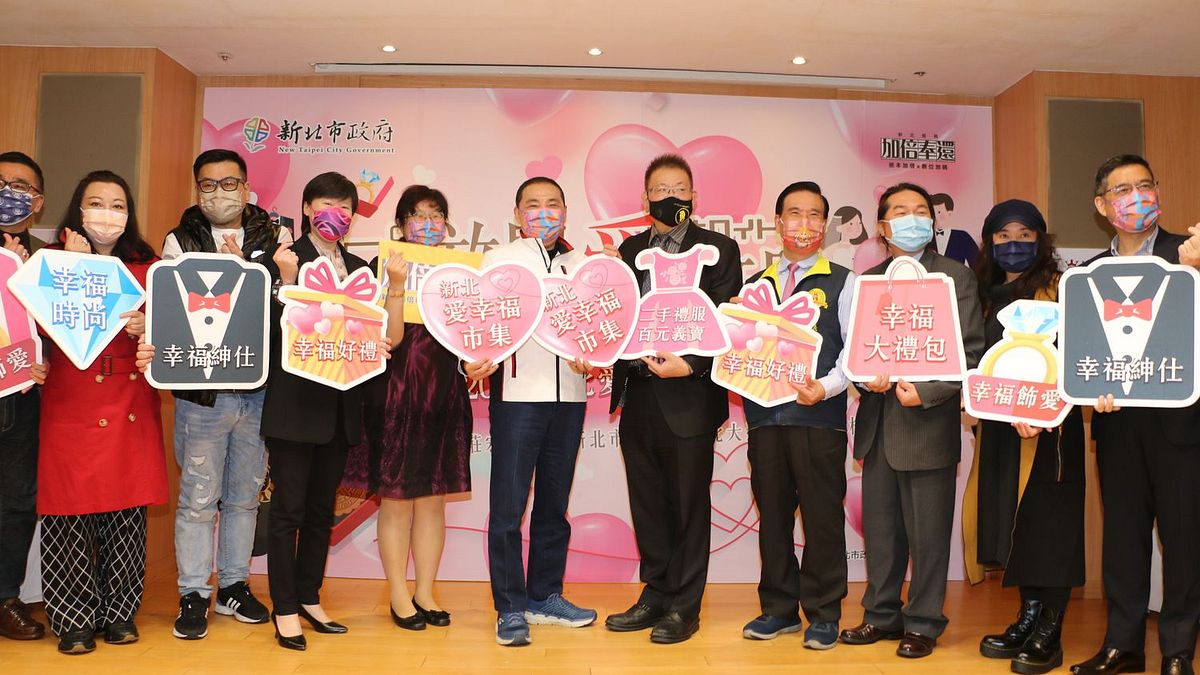 市長侯友宜、經發局長何怡明、民政局長柯慶忠與出席貴賓合影。(圖/李梅瑛攝) 市長侯友宜、經發局長何怡明、民政局長柯慶忠與出席貴賓合影。(圖/李梅瑛攝)