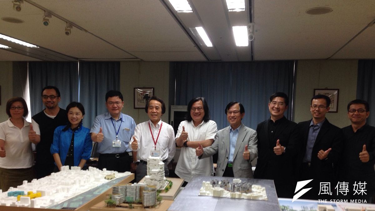 北市副市長林欽榮(左五)28日表示,將針對公共住宅及公辦都更提創意競圖活動,徵件自6月18日起至9月18日止。(王彥喬攝) 北市副市長林欽榮(左五)28日表示,將針對公共住宅及公辦都更提創意競圖活動,徵件自6月18日起至9月18日止。(王彥喬攝)