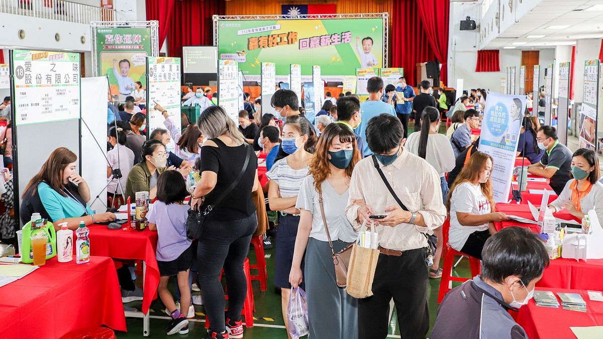 嘉義縣政府在民雄國中舉辦112年度現場徵才活動,釋出逾1,200個工作機會。(圖/嘉義縣政府勞青處提供) 嘉義縣政府在民雄國中舉辦112年度現場徵才活動,釋出逾1,200個工作機會。(圖/嘉義縣政府勞青處提供)