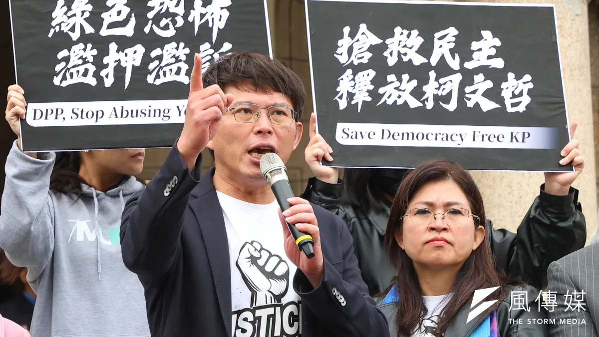 民眾黨代理黨主席黃國昌(左)7日於司法院前召開「綠色威權,司法不公」記者會。(顏麟宇攝)