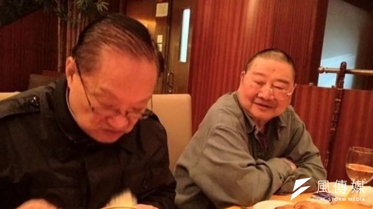 倪匡金庸交倩匪淺,倪代寫金庸小說,基本原則就是不能把人物寫死,倪匡討厭阿紫,索性就弄瞎她。(取自香港作家蔡瀾微博)