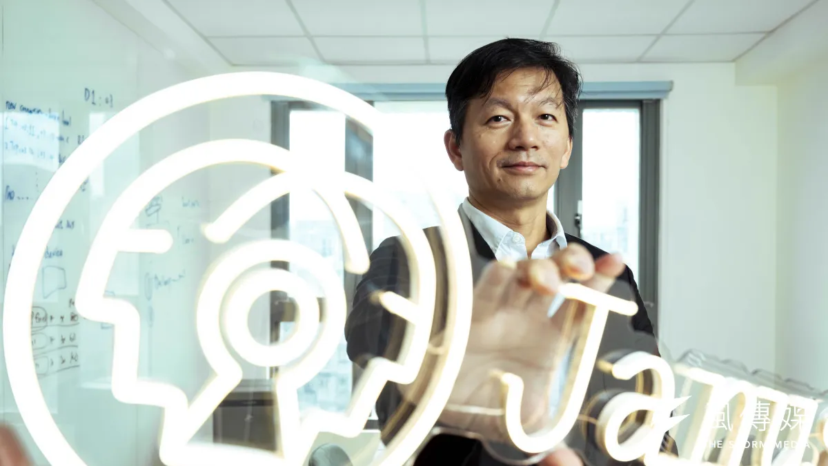 Janus CEO卓傳育將自己公司定位為「網路的門神」,用AI自動生成白名單,替缺乏專職資安團隊的企業建立自學型防護線。(吳宙棋攝)