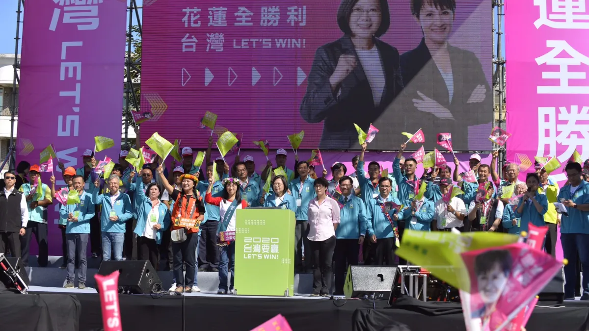 總統蔡英文23日一早前往花蓮參加競總成立大會。(蔡英文競選辦公室提供)