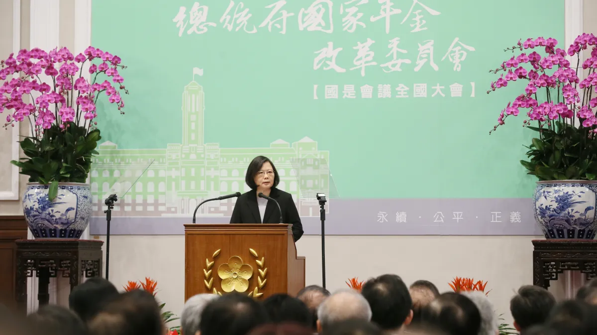 年金改革國是會議22日順利結束,蔡英文在閉幕典禮致詞時指出,「我們的行動證明台灣是可以理性公共討論的社會」,年金改革若能成功,「台灣沒有不能完成的改革」。(取自總統府)
