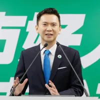 「藍白分」在新竹縣公開化後,民進黨縣長候選人鄭朝方獲勝機率增大,但這與鎖定勝局還有相當長距離。(資料照,民進黨提供) 「藍白分」在新竹縣公開化後,民進黨縣長候選人鄭朝方獲勝機率增大,但這與鎖定勝局還有相當長距離。(資料照,民進黨提供)