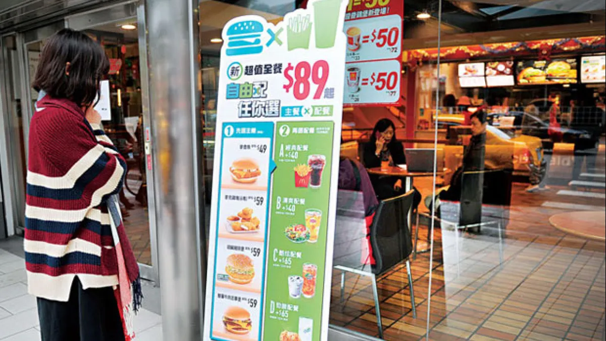 BW-1465-5-面對國內餐飲市場的成熟化競爭,麥當勞推出顧客自行選配的點餐形態,也預告標準套餐不再是餐廳主流。(攝影者.程思迪)