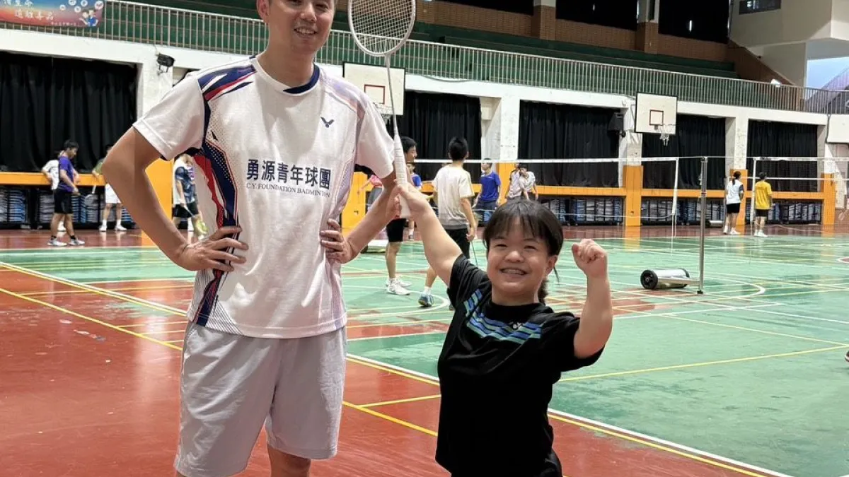 鄭竣逸是帕拉羽球國手吳于嫣的指導教練長期陪伴選手走過訓練與競賽的每一個階段。(圖/新北市體育局提供)