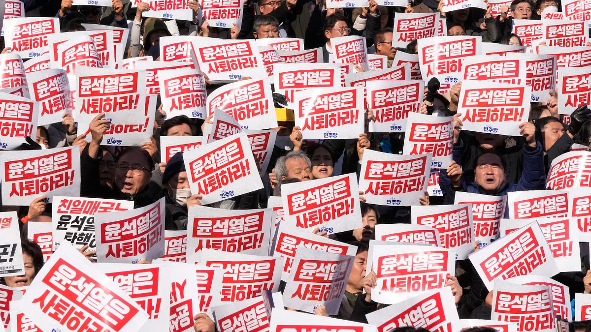 民進黨團發文挺南韓總統尹錫悅戒嚴引發爭議,甚至登上各大韓媒與論壇。圖為韓國抗議活動參加者手持「尹錫悅應該辭職」的標語。(資料照,美聯社) 民進黨團發文挺南韓總統尹錫悅戒嚴引發爭議,甚至登上各大韓媒與論壇。圖為韓國抗議活動參加者手持「尹錫悅應該辭職」的標語。(資料照,美聯社)