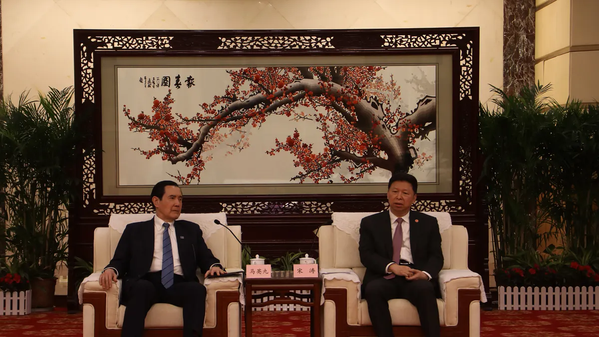 前總統馬英九(左)30日在湖北省武漢會晤國台辦主任宋濤(右),馬強調兩岸只能透過談來解決問題。(馬英九辦公室提供) 前總統馬英九(左)30日在湖北省武漢會晤國台辦主任宋濤(右),馬強調兩岸只能透過談來解決問題。(馬英九辦公室提供)