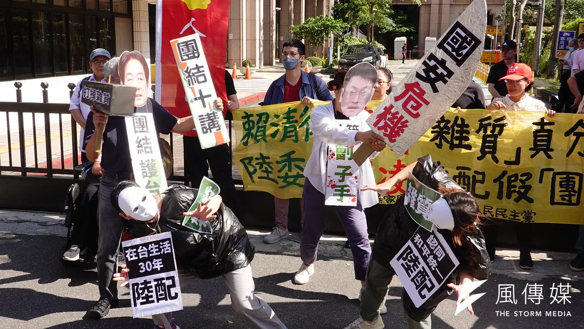 民間團體召開記者會挺陸配,上演行動辦成賴清德、梁文傑,拿大刀砍向陸配。(資料照,楊騰凱攝) 民間團體召開記者會挺陸配,上演行動辦成賴清德、梁文傑,拿大刀砍向陸配。(資料照,楊騰凱攝)