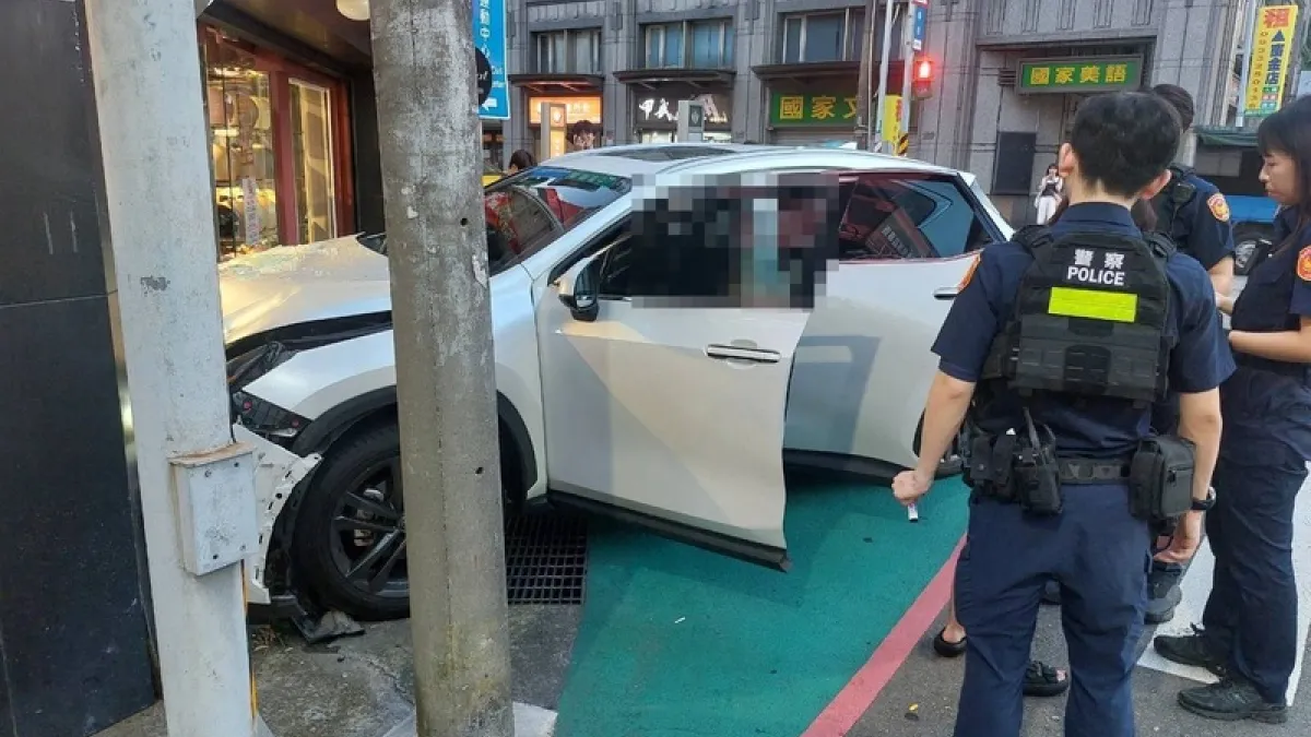 Drugged Driving Causes Crash Into Two Vehicles and Store Front — Taoyuan Police Seize Etomidate Vape Cartridges. A woman surnamed Lin drove a passenger car on the 22nd, sideswiping two vehicles in Taoyuan District, Taoyuan City, before losing control and