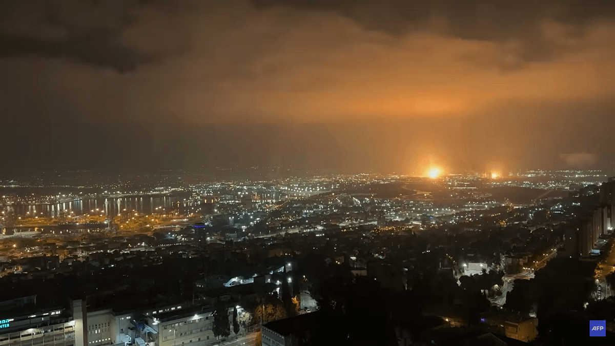 上週五(13日),以色列對伊朗核設施展開大規模空襲,並聲稱成功殲滅多位軍方高層及核子科學家。(圖/翻攝自YouTube/AFP News Agency) 上週五(13日),以色列對伊朗核設施展開大規模空襲,並聲稱成功殲滅多位軍方高層及核子科學家。(圖/翻攝自YouTube/AFP News Agency)