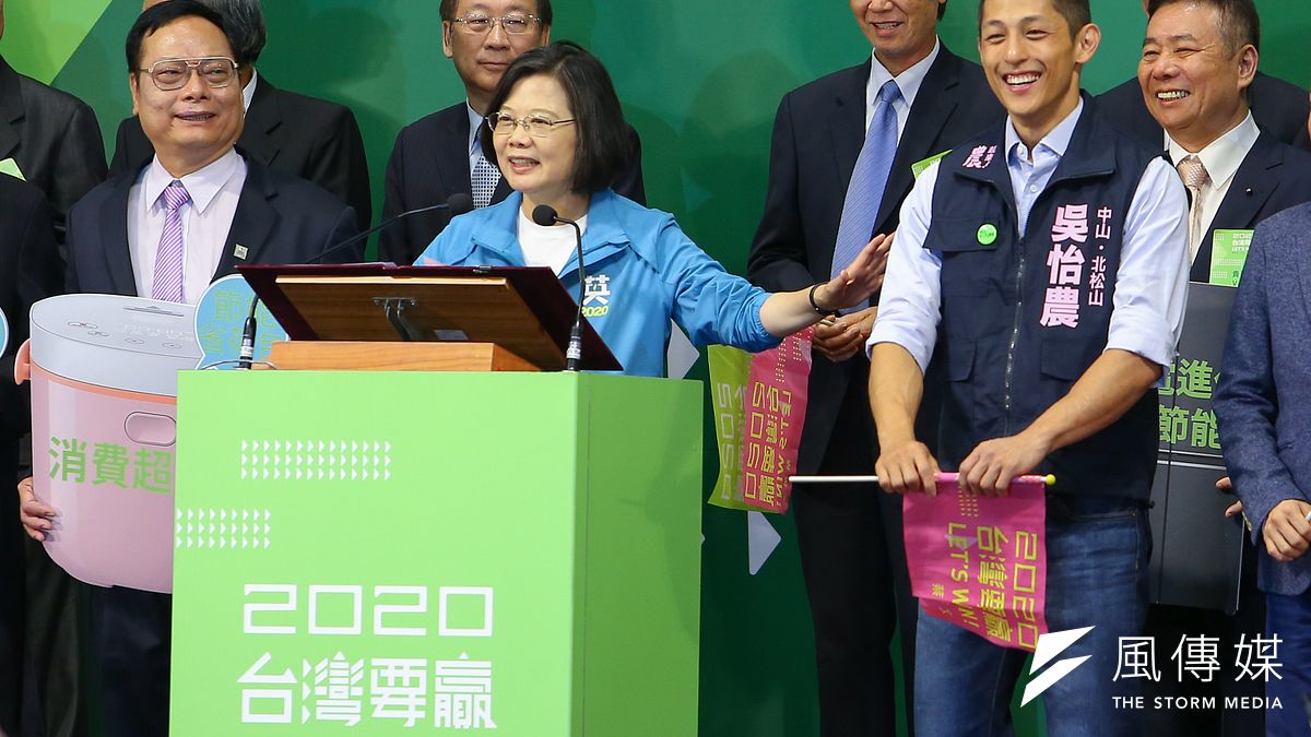 在國民黨較具優勢的台北市立委選區,民進黨盼能以「2+1」席為起點,力拚在艱困選區中突圍。圖為總統蔡英文和民進黨立委參選人吳怡農日前出席「全國電器業界後援會成立大會」。(資料照,顏麟宇攝) 在國民黨較具優勢的台北市立委選區,民進黨盼能以「2+1」席為起點,力拚在艱困選區中突圍。圖為總統蔡英文和民進黨立委參選人吳怡農日前出席「全國電器業界後援會成立大會」。(資料照,顏麟宇攝)