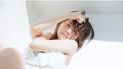 夏天到了!穿哪個顏色最能兼顧防曬跟抗熱?(圖/有村架純@Facebook)