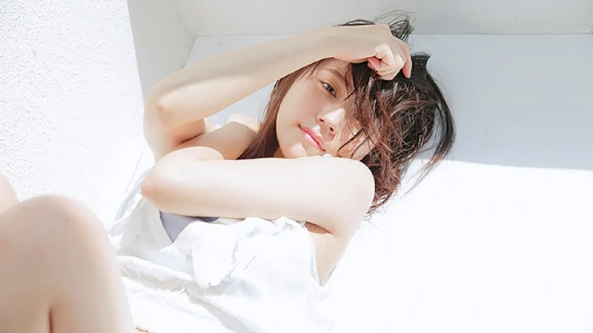 夏天到了!穿哪個顏色最能兼顧防曬跟抗熱?(圖/有村架純@Facebook)