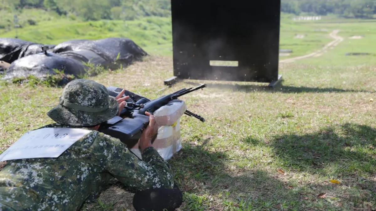 憲兵指揮部近日在陸軍南測中心舉行「第203指揮部狙擊隊成效鑑測」,圖為反轉槍面射擊。(取自軍聞社)