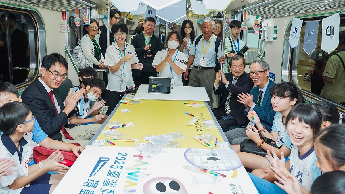 數位發展部長林宜敬、數位產業署長林俊秀親自搭乘「臺灣科普環島列車」,與光復國小學童一同體驗科普活動。(圖/數位產業署提供) 數位發展部長林宜敬、數位產業署長林俊秀親自搭乘「臺灣科普環島列車」,與光復國小學童一同體驗科普活動。(圖/數位產業署提供)