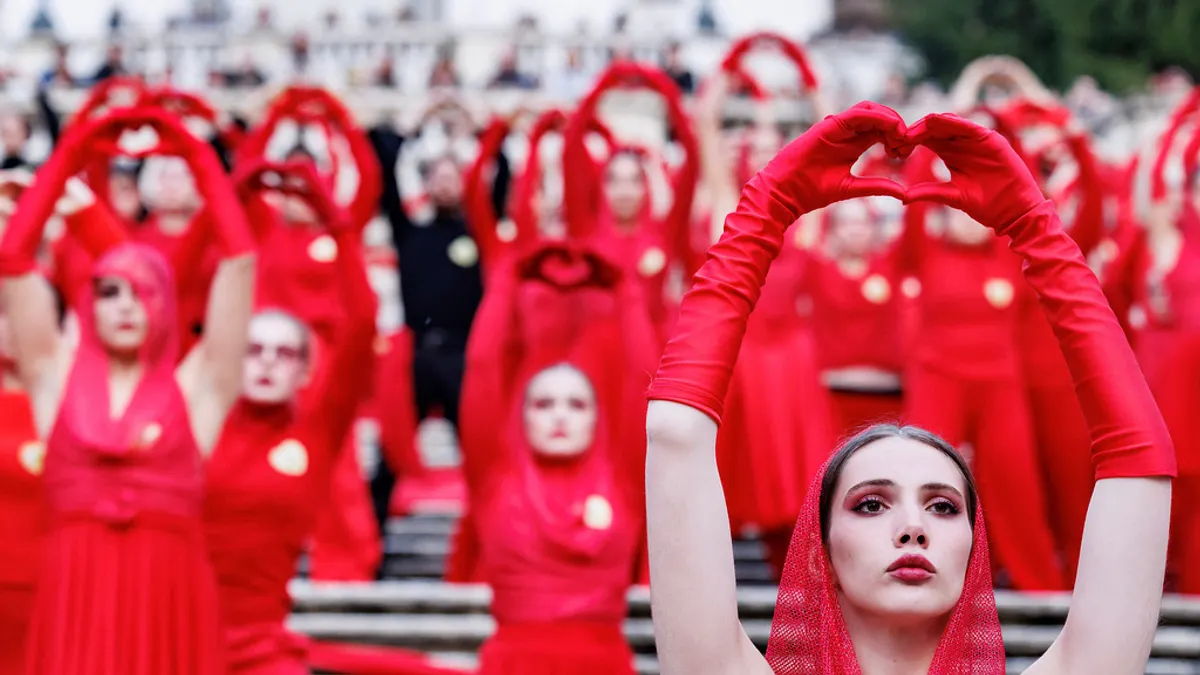 2025年11月25日、ローマ。国連が定める「女性に対する暴力撤廃の国際デー(International Day for the Elimination of Violence Against Women)」に合わせ、活動家らがパフォーマンスを行った。(写真/AP通信提供) 2025年11月25日、ローマ。国連が定める「女性に対する暴力撤廃の国際デー(International Day for the Elimination of Violence Against Women)」に合わせ、活動家らがパフォーマンスを行った。(写真/AP通信提供)