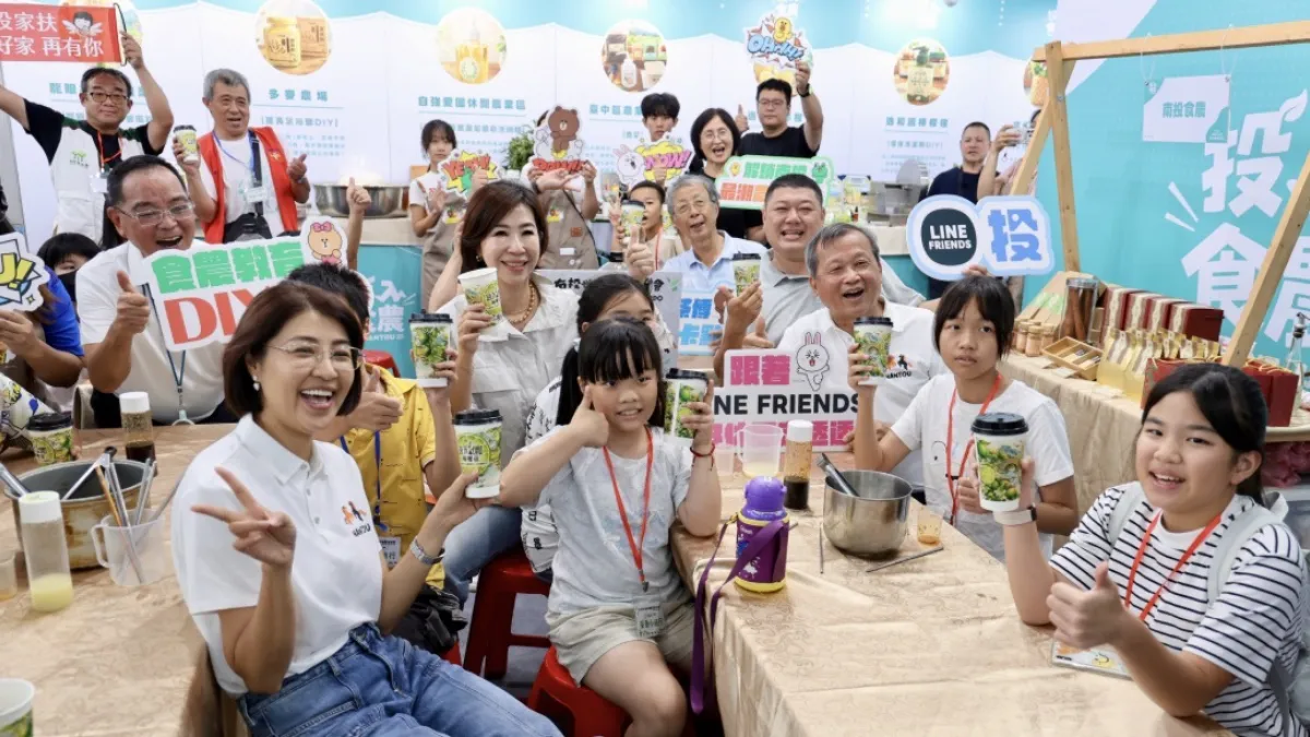 許淑華縣長及立委游顥到場與家扶兒少一起體驗國姓特產檸檬手作「愛戀檸檬飲」,讓孩子們透過五感體驗。(圖/南投縣政府)