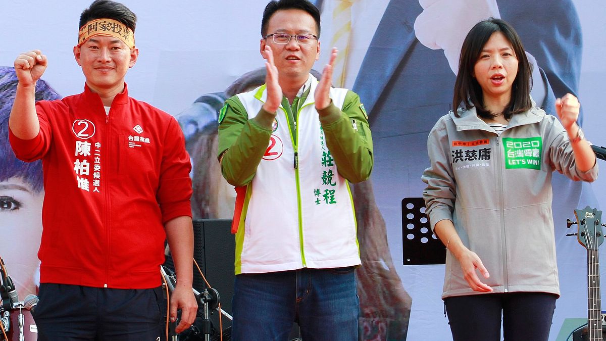 受民進黨徵召的年輕學者莊競程(中)扳倒國民黨老將沈智慧,為台中第5選區寫下歷史。(取自莊競程粉專) 受民進黨徵召的年輕學者莊競程(中)扳倒國民黨老將沈智慧,為台中第5選區寫下歷史。(取自莊競程粉專)