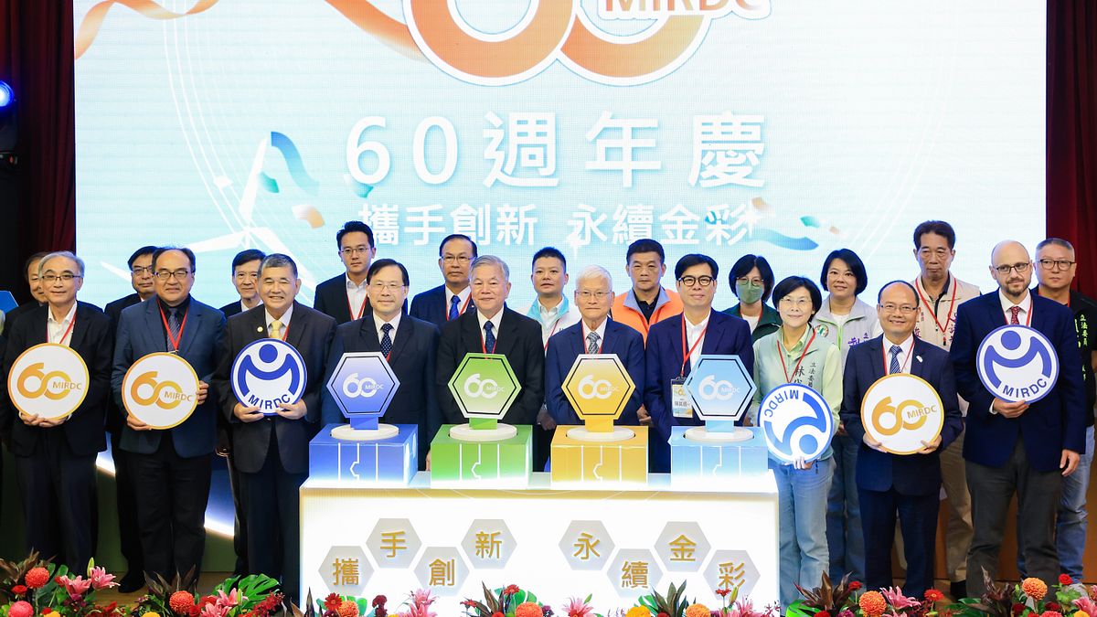 金屬中心迎來60週年慶,總統府沈榮津資政、經濟部林全能次長、高雄市陳其邁市長及相關產官學研代表共襄祝賀。(圖/金屬中心提供) 金屬中心迎來60週年慶,總統府沈榮津資政、經濟部林全能次長、高雄市陳其邁市長及相關產官學研代表共襄祝賀。(圖/金屬中心提供)