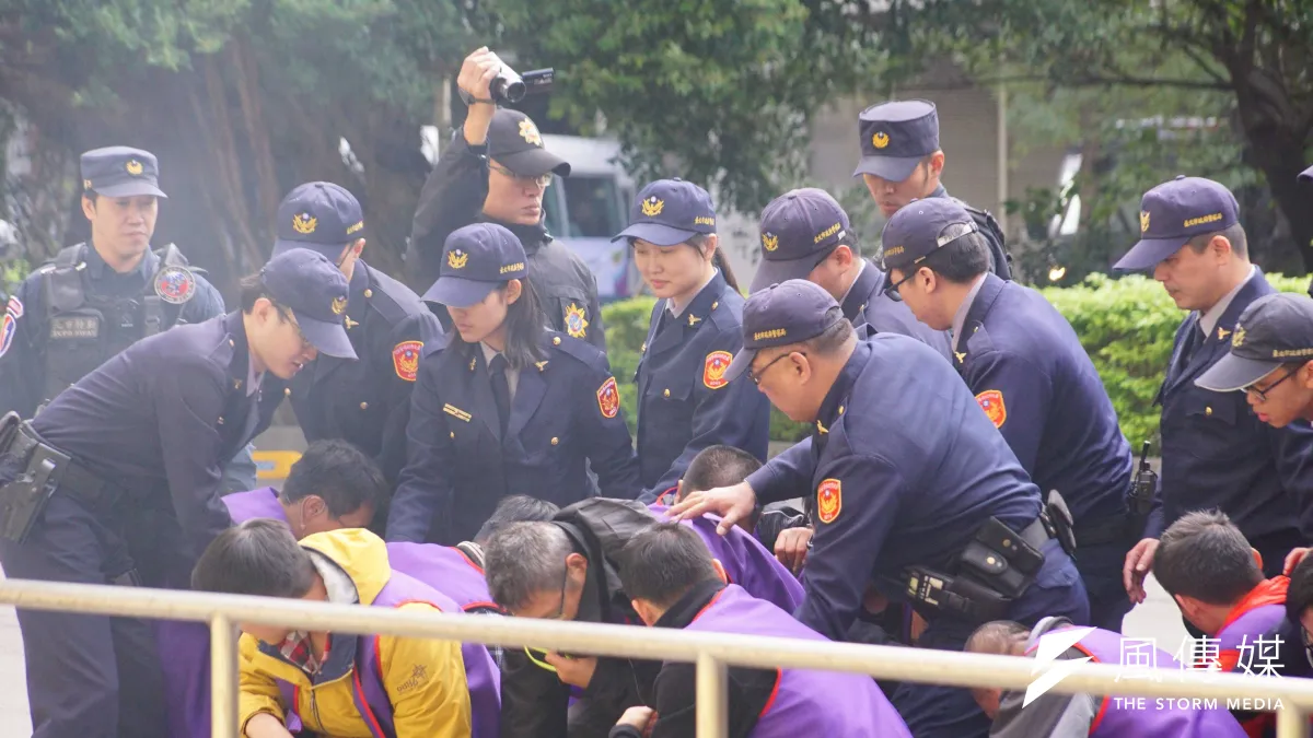 世大運維安演練,警察壓制失控的民眾。(盧逸峰攝)