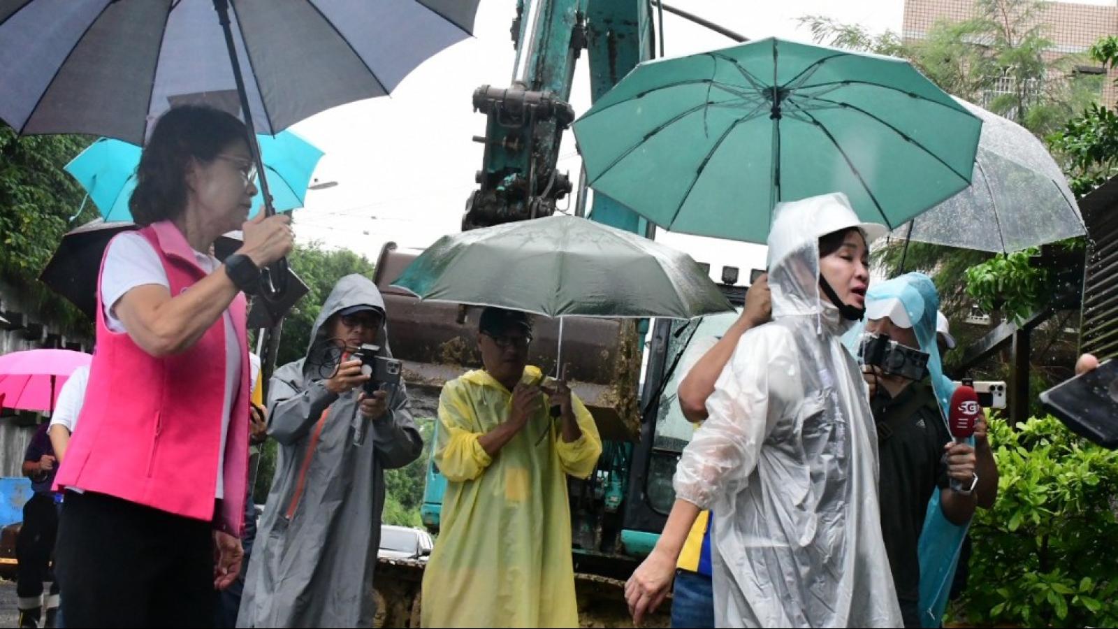 豪雨釀小港山崩!柯志恩急赴現場勘災 張永杰轟:選區出事卻不見賴瑞隆 諷別只顧選舉