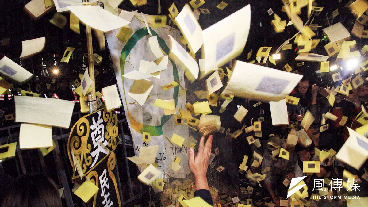 勞基法修正案闖關,勞團在場外灑冥紙、焚燒蔡英文競選期間旗幟。(曾原信攝) 勞基法修正案闖關,勞團在場外灑冥紙、焚燒蔡英文競選期間旗幟。(曾原信攝)