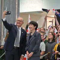 オーストラリアを訪問した際、アルバニージー首相との自撮り撮影に応じるた高市早苗首相。(AP通信) オーストラリアを訪問した際、アルバニージー首相との自撮り撮影に応じるた高市早苗首相。(AP通信)