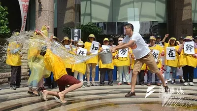 華隆自救會21日赴勞動部前抗議,高舉「陳雄文你知道勞動部在幹嘛嗎」標語,還上演行動劇質疑陳雄文是大外行。(宋小海攝)