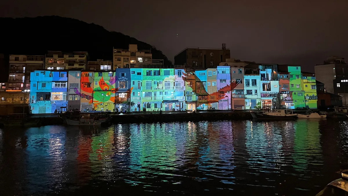 12月1日開幕到12月3日,將於正濱漁港彩色屋上演最炫目的光雕秀,光雕投影於每日晚間6點至9點,每30分鐘播放1場(180秒)。(圖/張上耕)