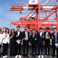 民眾黨中央評議委員會主委李偉華14日上午帶著3名黨工及5名台灣民眾黨青年團員,赴上海展開4天3夜參訪行程,首站參訪洋山深水港。(中央社) 民眾黨中央評議委員會主委李偉華14日上午帶著3名黨工及5名台灣民眾黨青年團員,赴上海展開4天3夜參訪行程,首站參訪洋山深水港。(中央社)