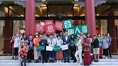 合庫人壽與家庭照顧者關懷總會邀請照顧者到國立歷史博物館參加喘息學院規劃的「守護夢想」尋寶活動,合庫人壽總經理藍年紳(前排右四)、家庭照顧者關懷總會理事長陳維萍(前排右五)、國立歷史博物館館長王逸群(前排左四)與照顧者們合影。(圖/合庫人壽提供)