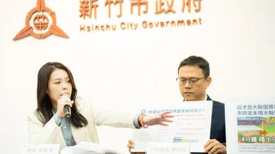 新竹市立棒球場改善工程延宕多時,新竹市長高虹安26日親上火線說明棒球場改善進度。(圖/新竹市政府提供)