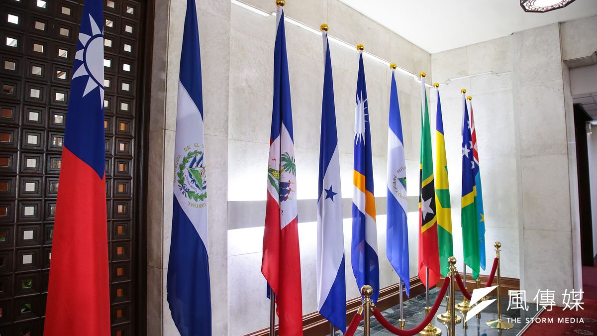 外交部長吳釗燮21日宣布我國與薩爾瓦多終止外交關係,外交部隨即將薩爾瓦多國旗(左二)撤離。(資料照,顏麟宇攝) 外交部長吳釗燮21日宣布我國與薩爾瓦多終止外交關係,外交部隨即將薩爾瓦多國旗(左二)撤離。(資料照,顏麟宇攝)