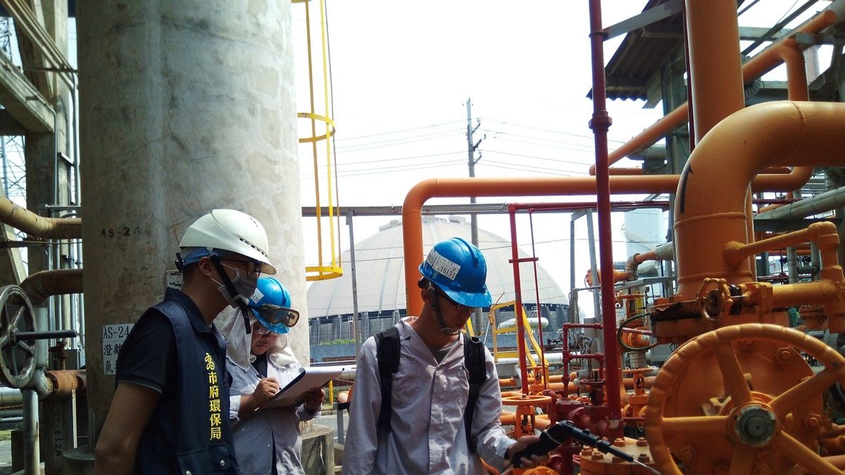 高雄市政府為因應今年空品不良好發季節的到來,9月起針對臨海及林園工業區內14家大型工廠進行跨局處聯合稽查。(圖/高雄市環保局提供) 高雄市政府為因應今年空品不良好發季節的到來,9月起針對臨海及林園工業區內14家大型工廠進行跨局處聯合稽查。(圖/高雄市環保局提供)
