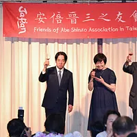 総統の頼清徳(左)は安倍家と親しい関係にあるが、台湾と日本の関係には嵐の前の危機が潜んでいる。写真は頼清徳が「安倍昭恵(中央)来台歓迎晩餐会」に出席した際のもの。(写真/陳思明撮影) 総統の頼清徳(左)は安倍家と親しい関係にあるが、台湾と日本の関係には嵐の前の危機が潜んでいる。写真は頼清徳が「安倍昭恵(中央)来台歓迎晩餐会」に出席した際のもの。(写真/陳思明撮影)