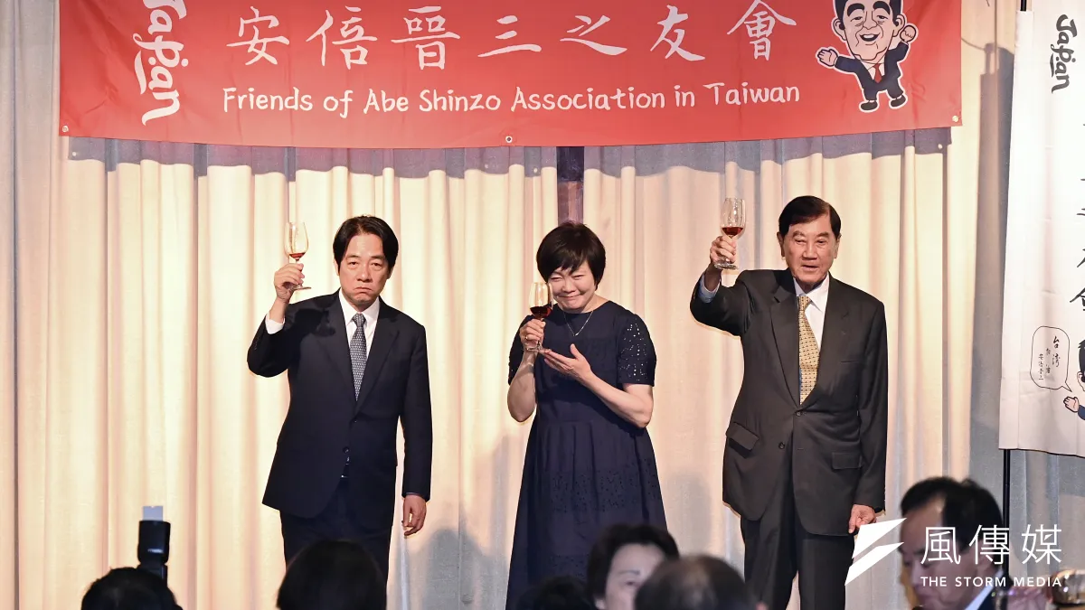 總統賴清德(左)雖與安倍家交好,但台灣與日本的關係,卻有山雨欲來的危機。圖為賴清德出席「安倍昭惠(中)來台歡迎晚宴」。(陳思明攝)