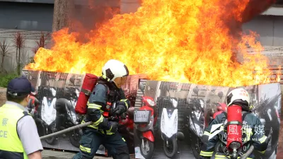台中市消防人力比高達1:2059,即一名消防人員須以肉身之軀保護逾2000名市民。圖為火災搶救演練。(資料照,蘇仲泓攝)