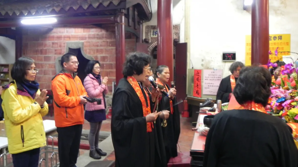 大甲寺廟點光燈儀式 參拜信眾如織