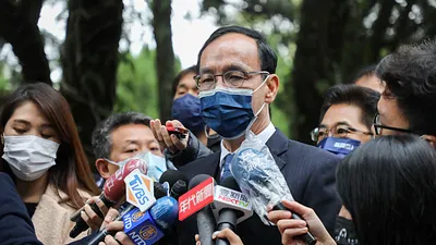 國民黨主席朱立倫13日上午赴桃園大溪區頭寮謁陵。(國民黨提供)