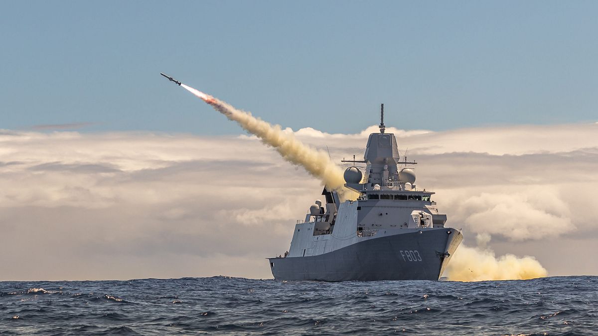 荷蘭皇家海軍De Zeven Provinciën級護衛艦HNLMS Tromp(舷號F803)在實彈擊沉演習中發射一枚魚叉飛彈。(荷蘭皇家海軍) 荷蘭皇家海軍De Zeven Provinciën級護衛艦HNLMS Tromp(舷號F803)在實彈擊沉演習中發射一枚魚叉飛彈。(荷蘭皇家海軍)