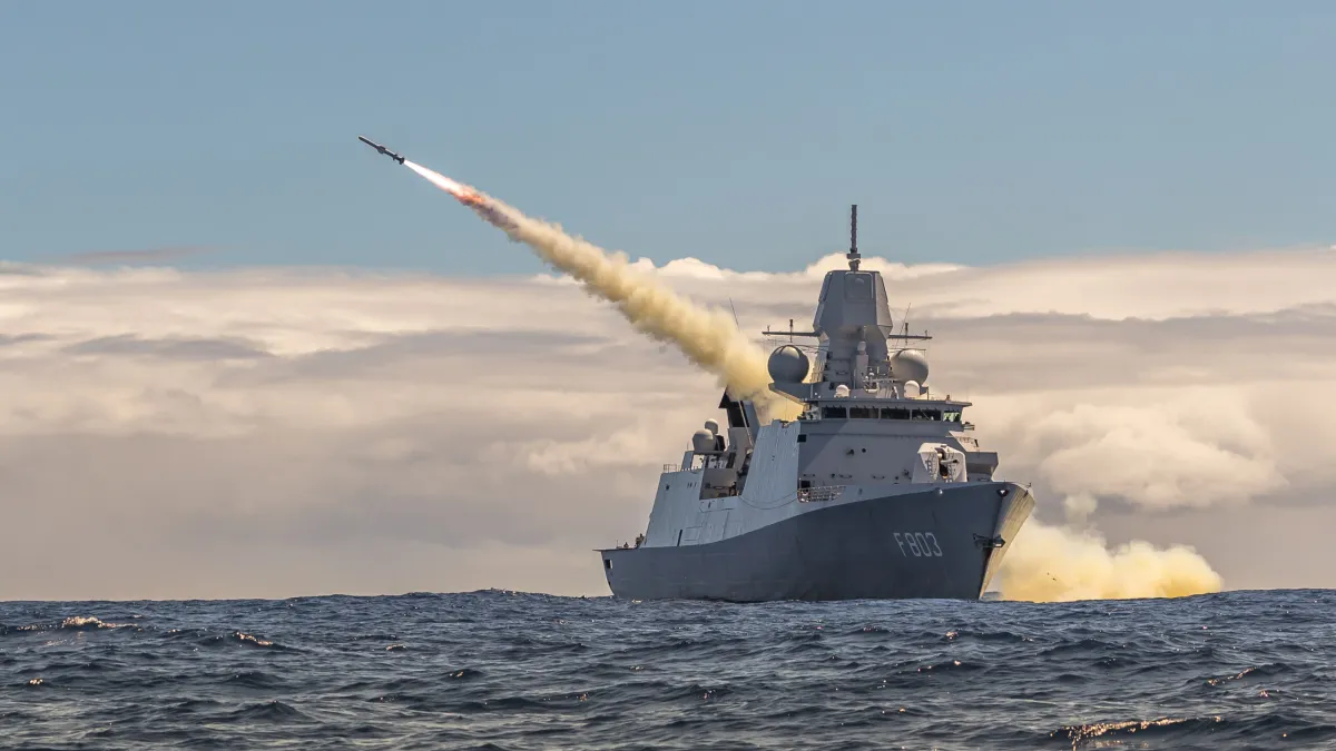 荷蘭皇家海軍De Zeven Provinciën級護衛艦HNLMS Tromp(舷號F803)在實彈擊沉演習中發射一枚魚叉飛彈。(荷蘭皇家海軍)