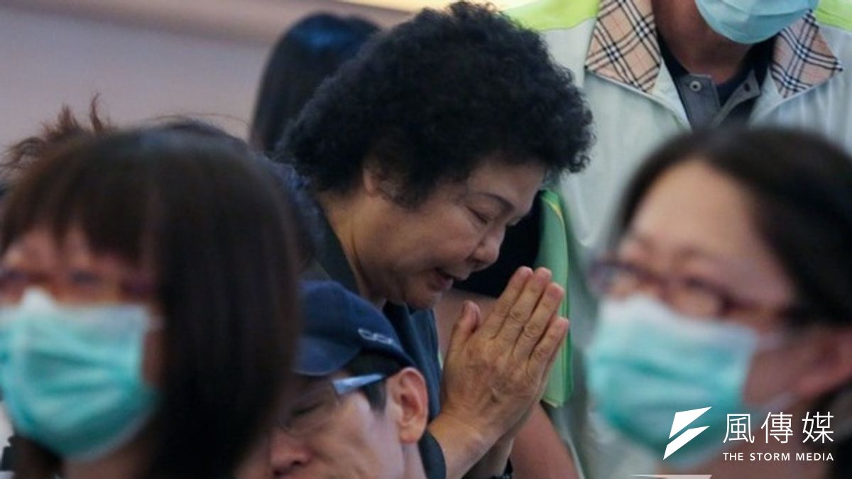 對民進黨事務頗為了解的東華大學教授施正鋒8日忍不住批評,這次高雄大氣爆,市政府在事前及事後的處理都有極大的問題。圖為高雄市長陳菊為罹者上香。(余志偉攝) 對民進黨事務頗為了解的東華大學教授施正鋒8日忍不住批評,這次高雄大氣爆,市政府在事前及事後的處理都有極大的問題。圖為高雄市長陳菊為罹者上香。(余志偉攝)