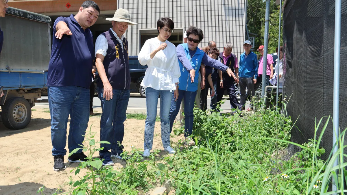 許淑華前往水里、集集會勘野溪道路公園須修復的工程。(圖/南投縣政府)