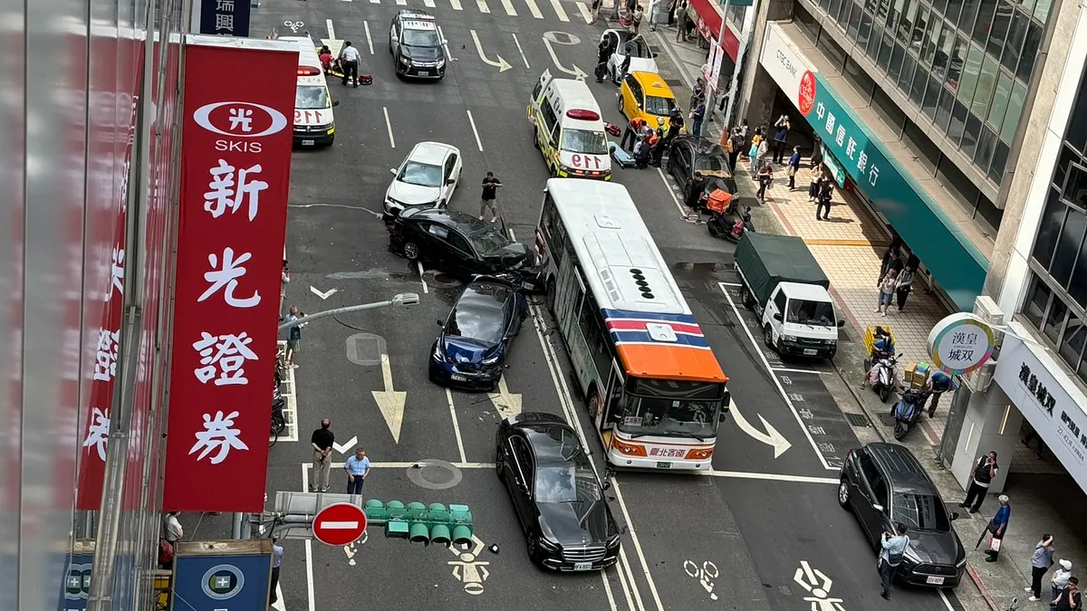 北市重慶南路車禍、78歲老翁「轉普通病房」。(圖/記者爆料網) 北市重慶南路車禍、78歲老翁「轉普通病房」。(圖/記者爆料網)