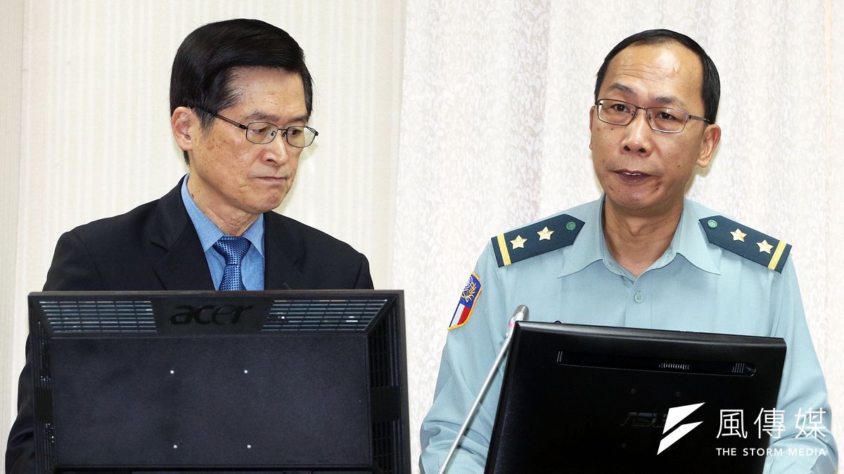 國防部長嚴德發(左)、陸軍司令部參謀長楊海明(右)10日出席外交國防委員會。(蘇仲泓攝) 國防部長嚴德發(左)、陸軍司令部參謀長楊海明(右)10日出席外交國防委員會。(蘇仲泓攝)
