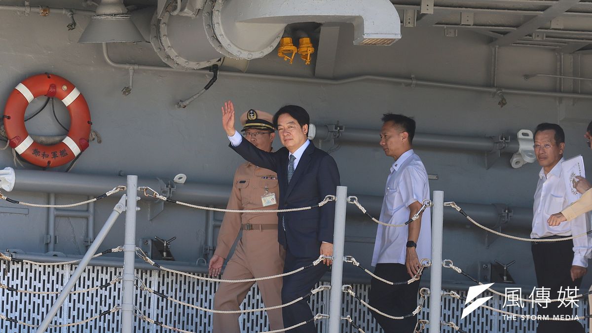 總統賴清德(左)6日至澎湖定海營區,秋節勗勉海軍146艦隊官兵。(柯承惠攝) 總統賴清德(左)6日至澎湖定海營區,秋節勗勉海軍146艦隊官兵。(柯承惠攝)