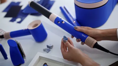 Dyson 為旗下美髮科技系列產品換上「星空藍粉霧色」絕美新色。(圖/dyson)