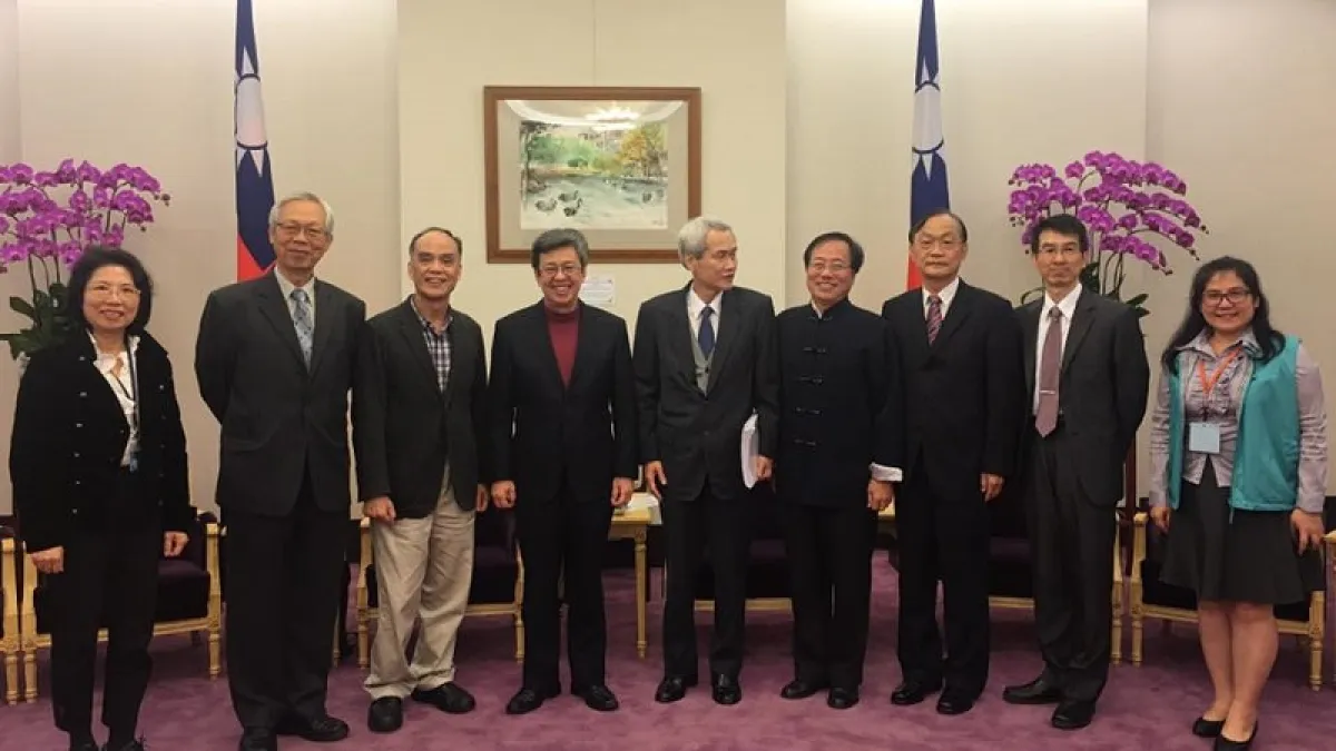 副總統陳建仁(左四),再次邀請軍公教代表入府懇談,希望能順利化解年金改革爭議。(取自李來希臉書)